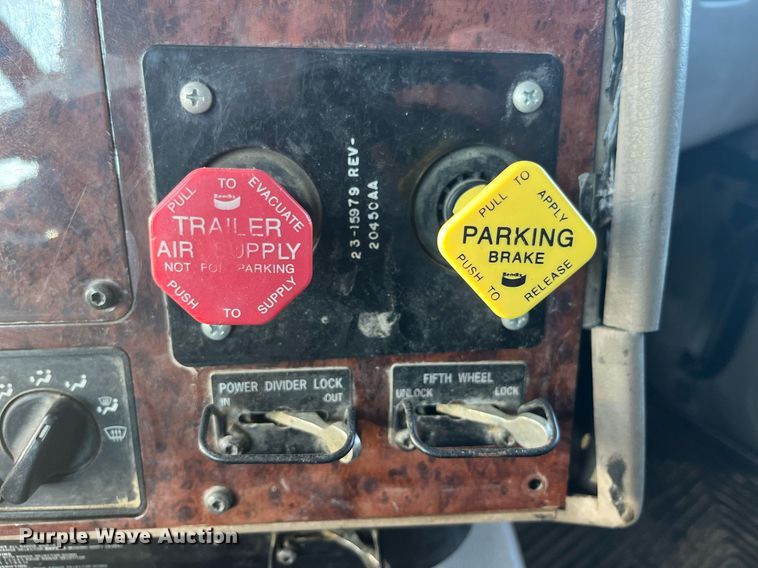 image for item LD9943 2007 International  9400i semi truck