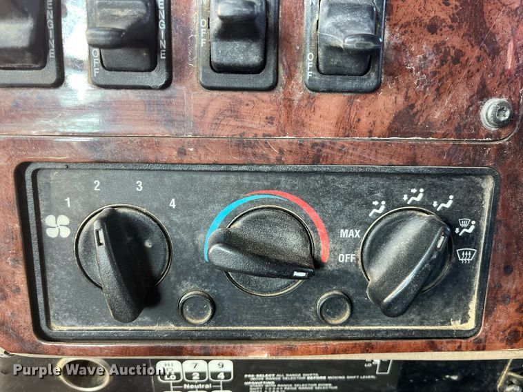 image for item LD9943 2007 International  9400i semi truck