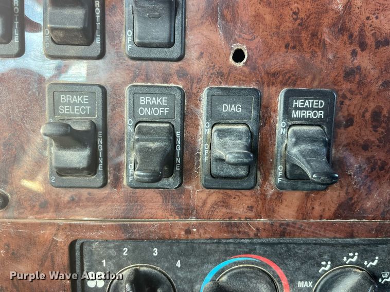 image for item LD9943 2007 International  9400i semi truck