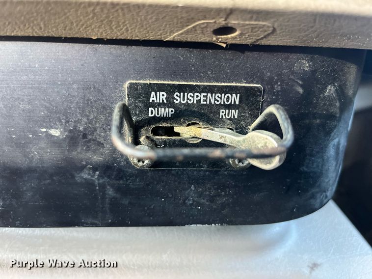 image for item LD9943 2007 International  9400i semi truck