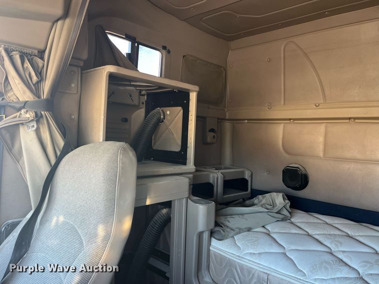 image for item LD9943 2007 International  9400i semi truck