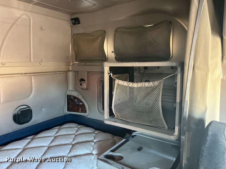 image for item LD9943 2007 International  9400i semi truck