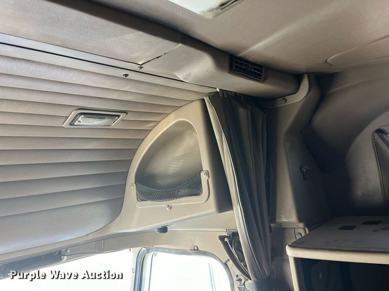 image for item LD9943 2007 International  9400i semi truck