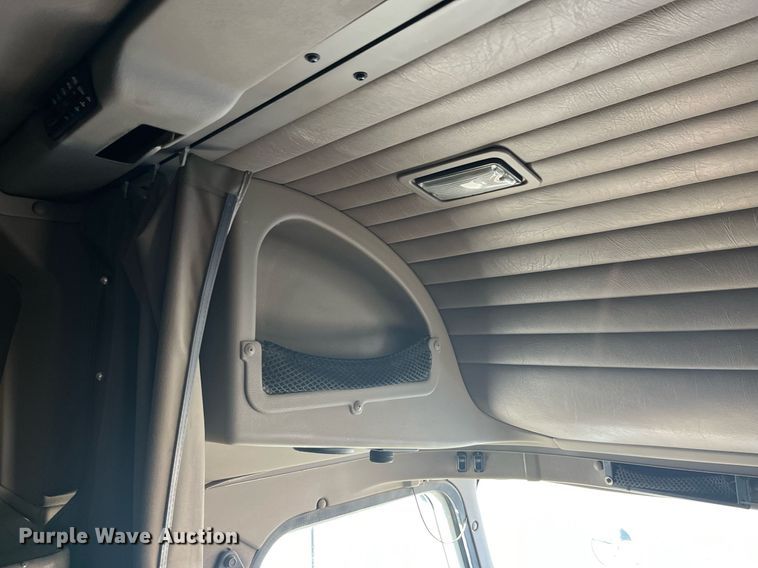 image for item LD9943 2007 International  9400i semi truck