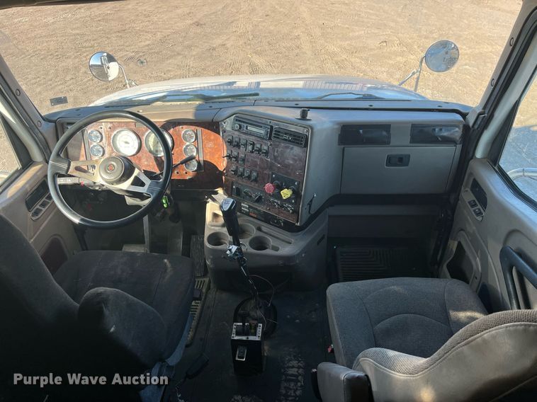 image for item LD9943 2007 International  9400i semi truck