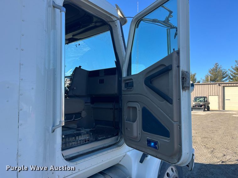 image for item LD9943 2007 International  9400i semi truck