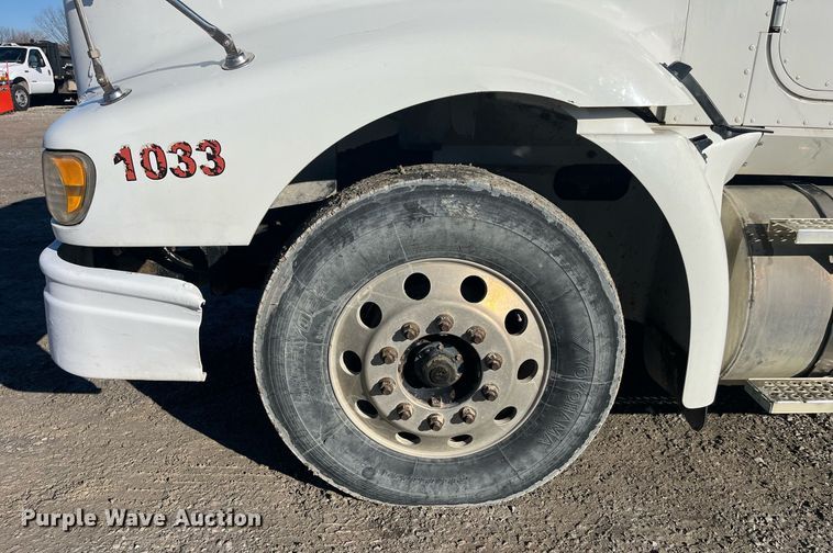 image for item LD9943 2007 International  9400i semi truck