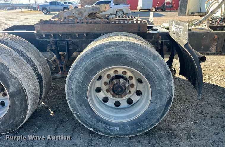 image for item LD9943 2007 International  9400i semi truck