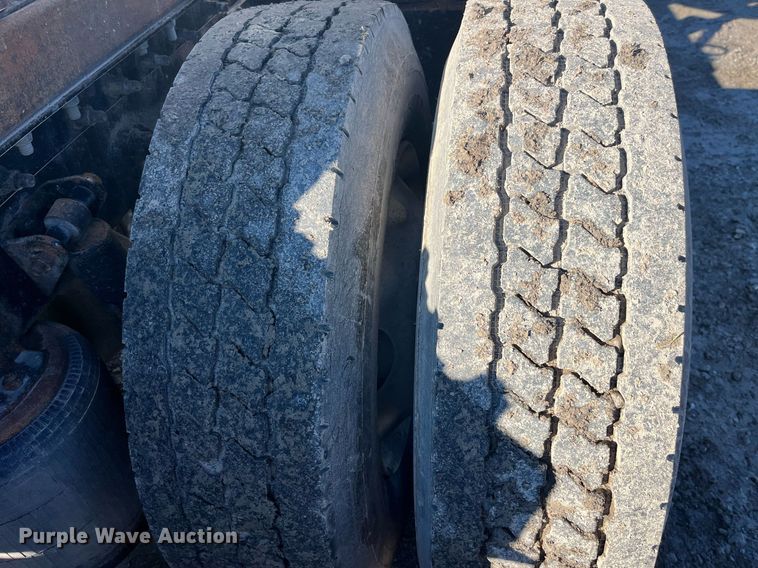 image for item LD9943 2007 International  9400i semi truck