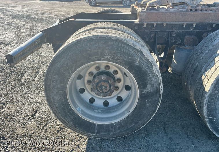 image for item LD9943 2007 International  9400i semi truck