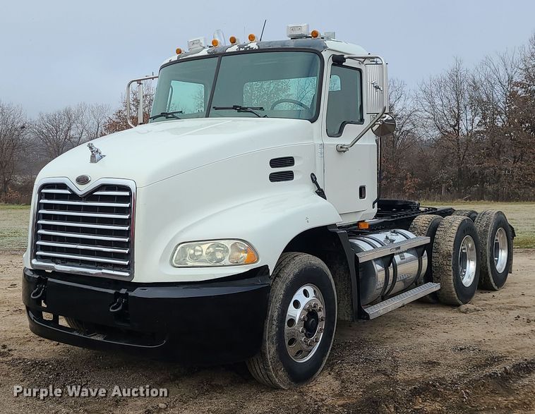 image for item LJ9447 2004 Mack CX613 semi truck