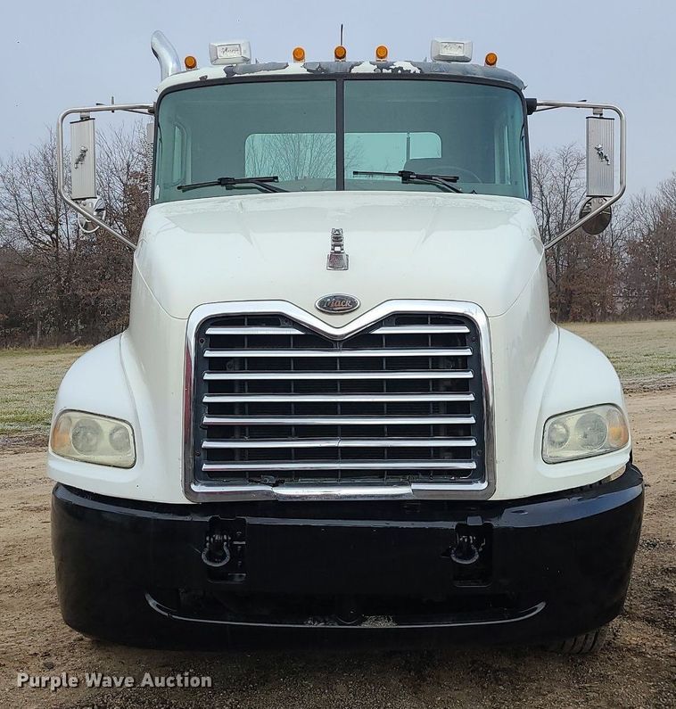 image for item LJ9447 2004 Mack CX613 semi truck