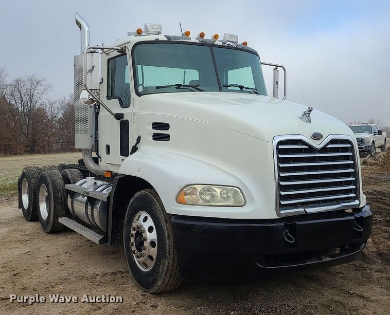 image for item LJ9447 2004 Mack CX613 semi truck