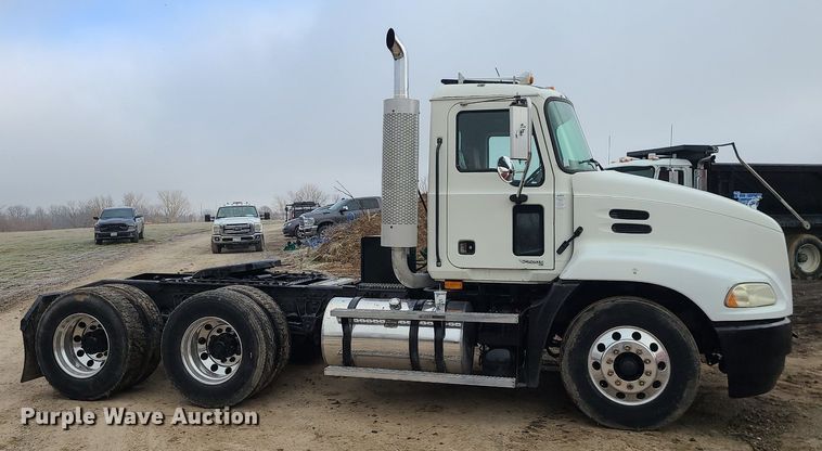 image for item LJ9447 2004 Mack CX613 semi truck