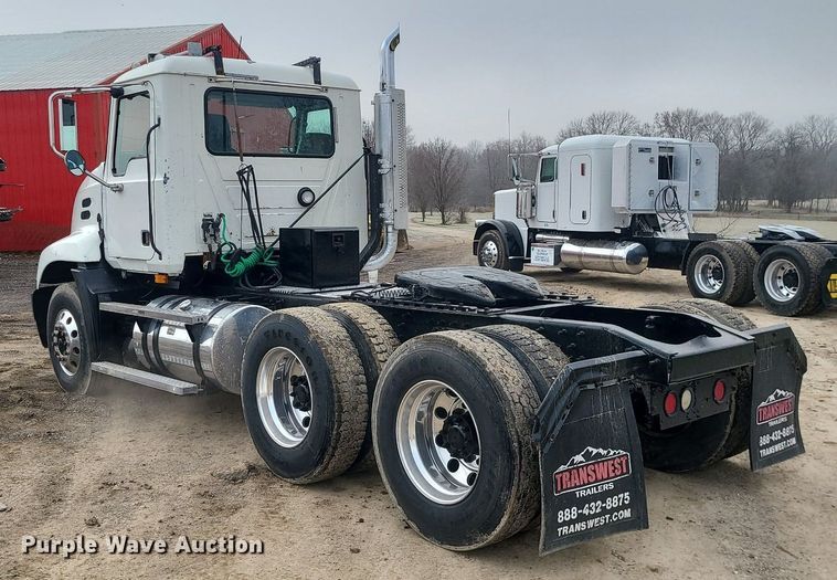 image for item LJ9447 2004 Mack CX613 semi truck