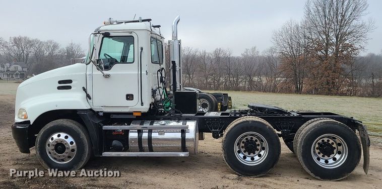 image for item LJ9447 2004 Mack CX613 semi truck