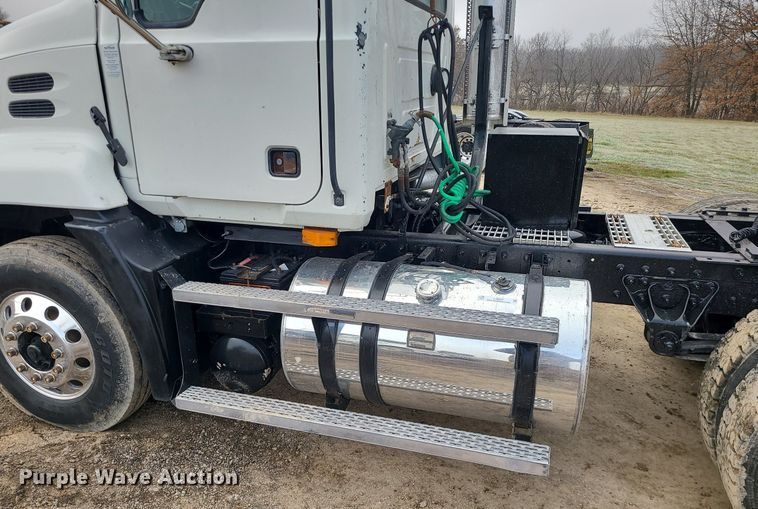 image for item LJ9447 2004 Mack CX613 semi truck