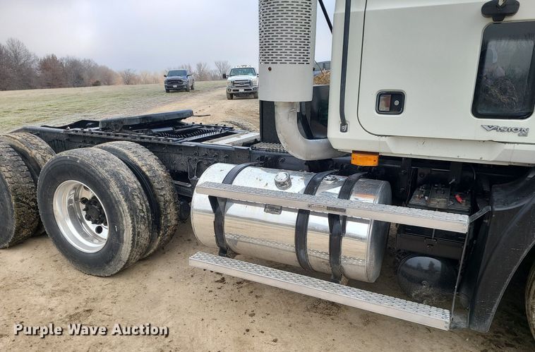 image for item LJ9447 2004 Mack CX613 semi truck