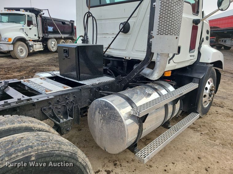 image for item LJ9447 2004 Mack CX613 semi truck