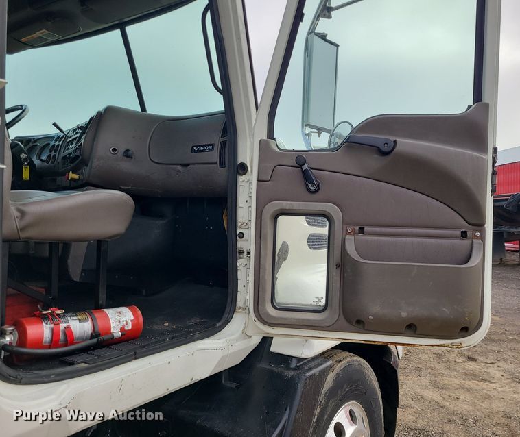 image for item LJ9447 2004 Mack CX613 semi truck