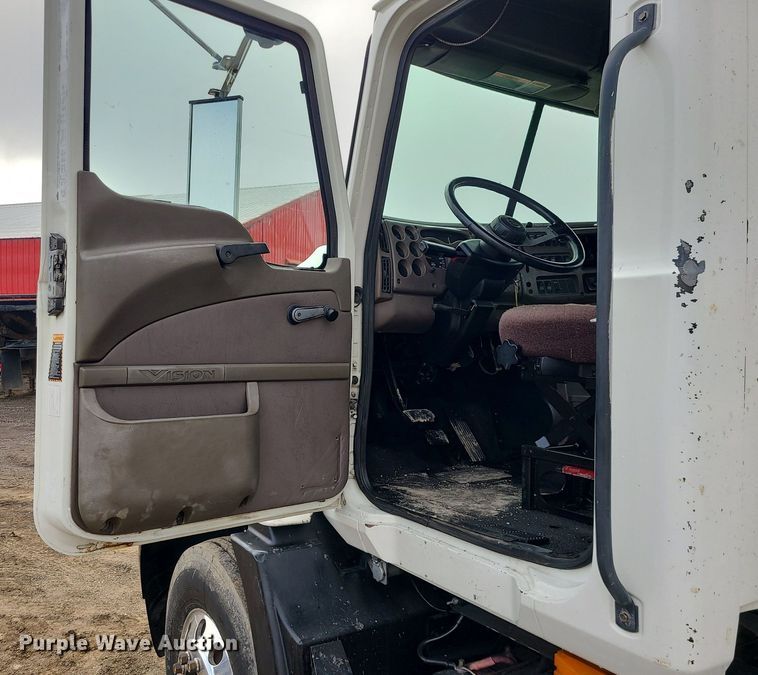 image for item LJ9447 2004 Mack CX613 semi truck