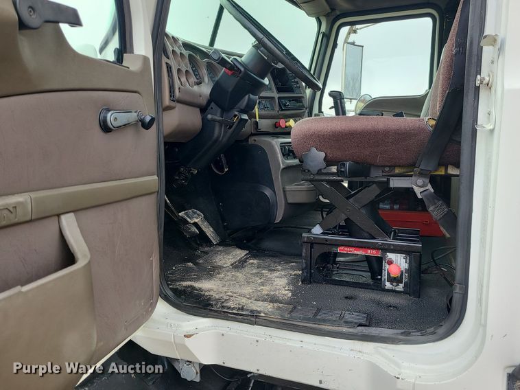 image for item LJ9447 2004 Mack CX613 semi truck