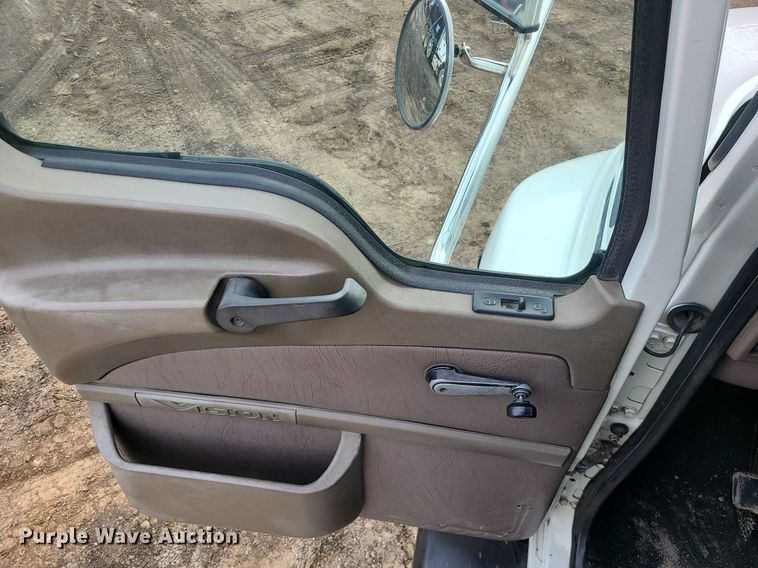 image for item LJ9447 2004 Mack CX613 semi truck