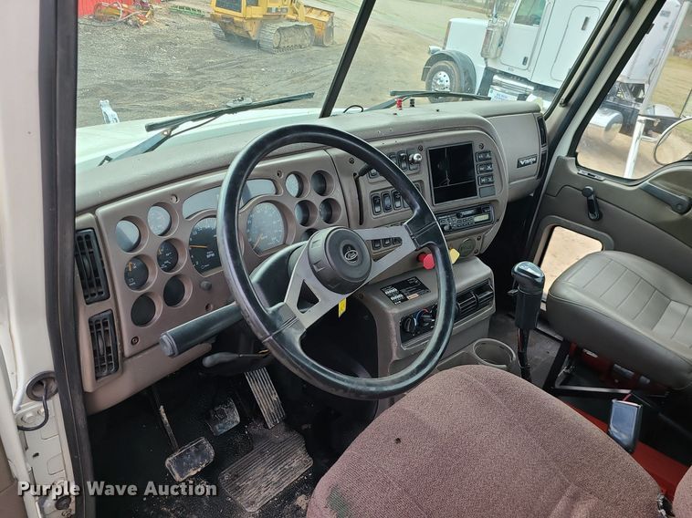 image for item LJ9447 2004 Mack CX613 semi truck