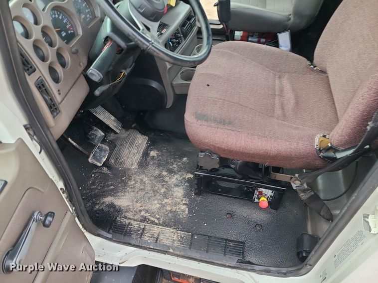 image for item LJ9447 2004 Mack CX613 semi truck