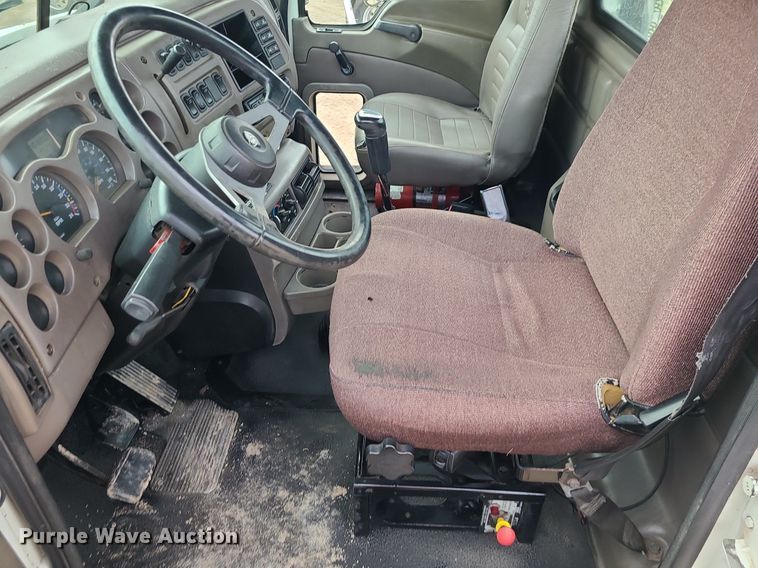 image for item LJ9447 2004 Mack CX613 semi truck