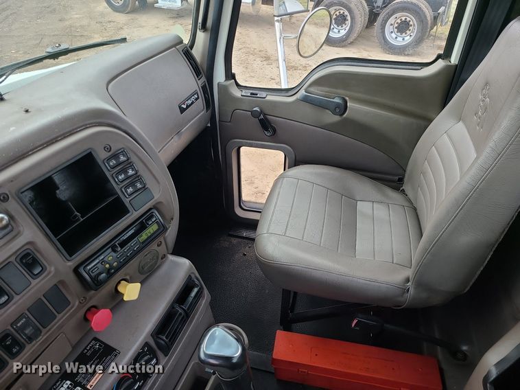 image for item LJ9447 2004 Mack CX613 semi truck