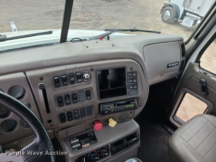 image for item LJ9447 2004 Mack CX613 semi truck