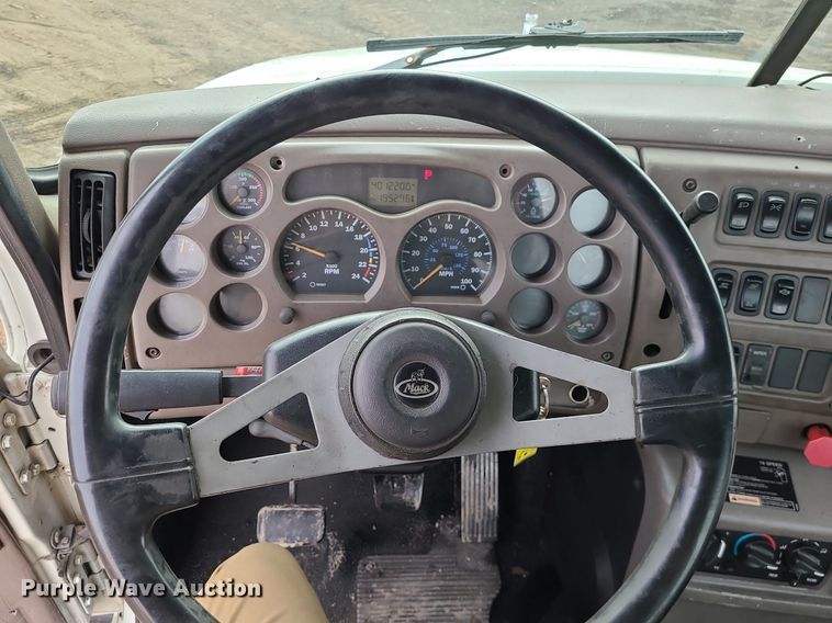 image for item LJ9447 2004 Mack CX613 semi truck