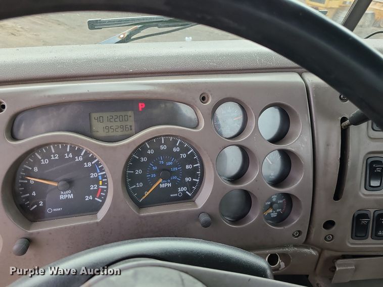 image for item LJ9447 2004 Mack CX613 semi truck