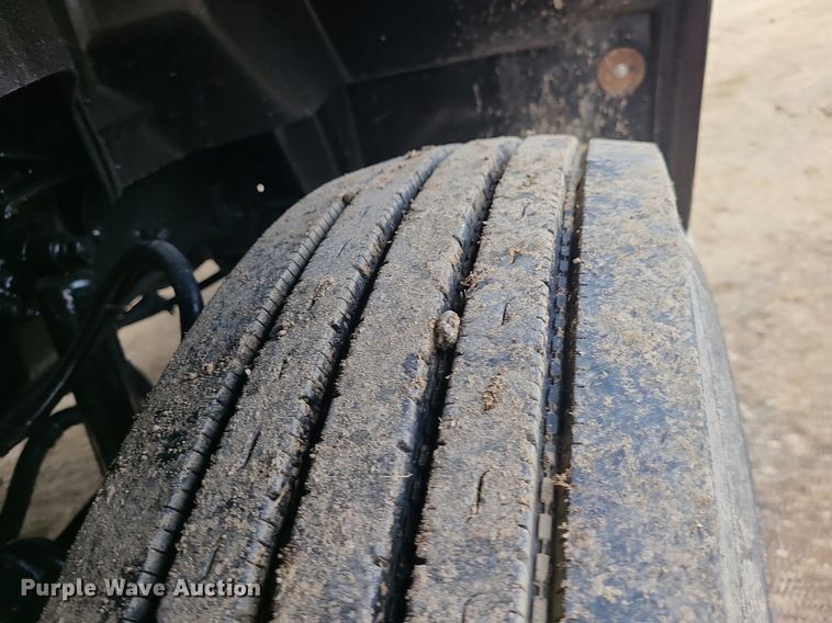 image for item LJ9447 2004 Mack CX613 semi truck