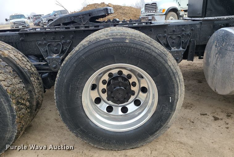 image for item LJ9447 2004 Mack CX613 semi truck