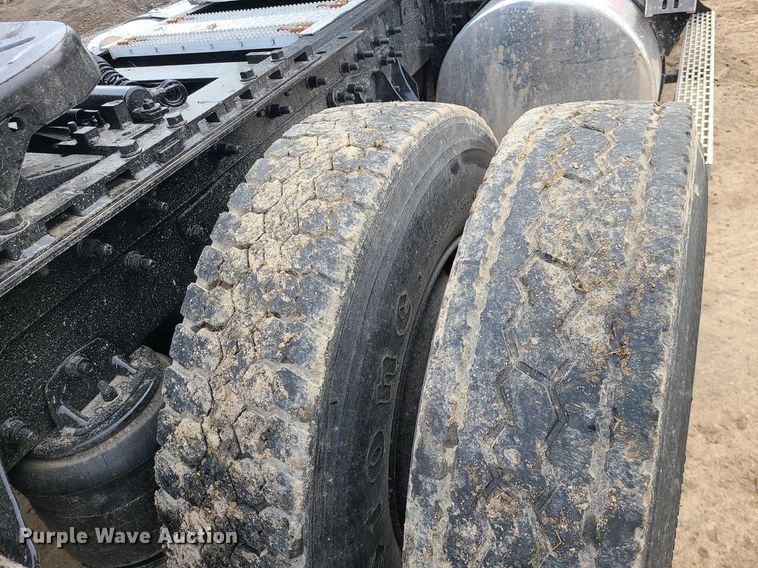 image for item LJ9447 2004 Mack CX613 semi truck