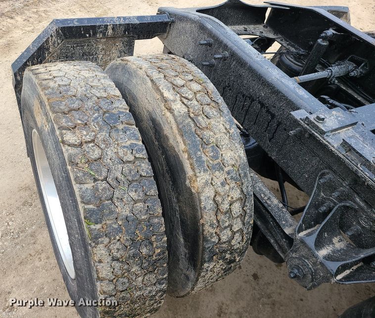 image for item LJ9447 2004 Mack CX613 semi truck