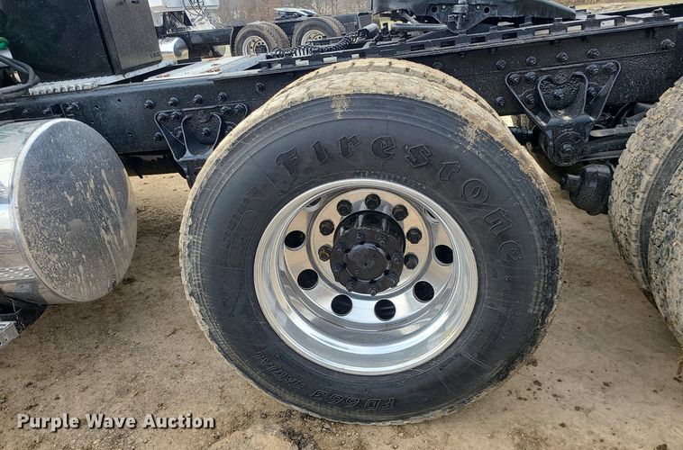 image for item LJ9447 2004 Mack CX613 semi truck