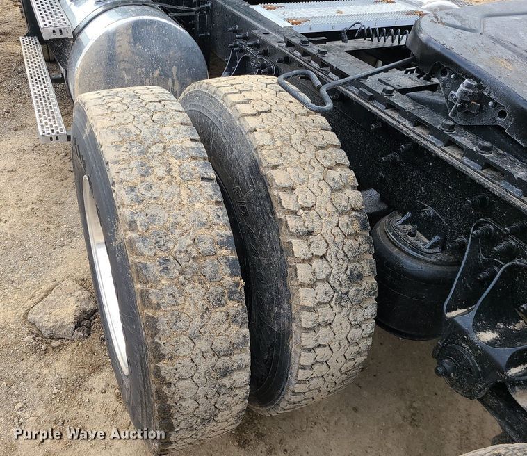 image for item LJ9447 2004 Mack CX613 semi truck