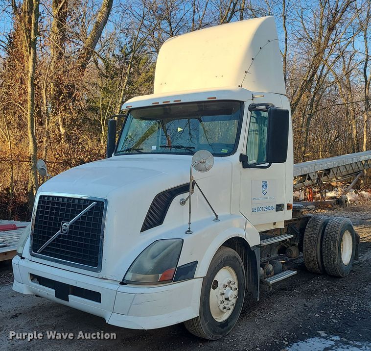 image for item LJ9515 2006 Volvo VN Series semi truck