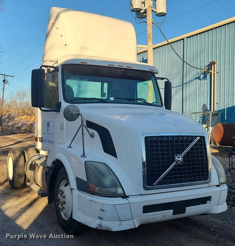 image for item LJ9515 2006 Volvo VN Series semi truck