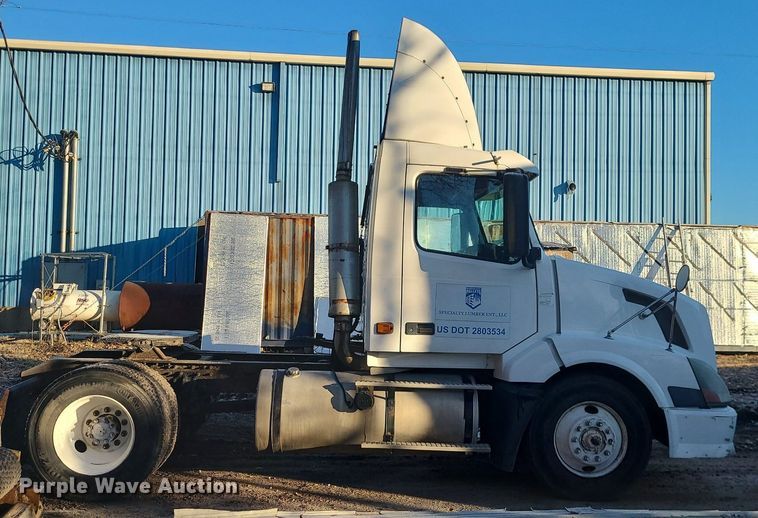 image for item LJ9515 2006 Volvo VN Series semi truck