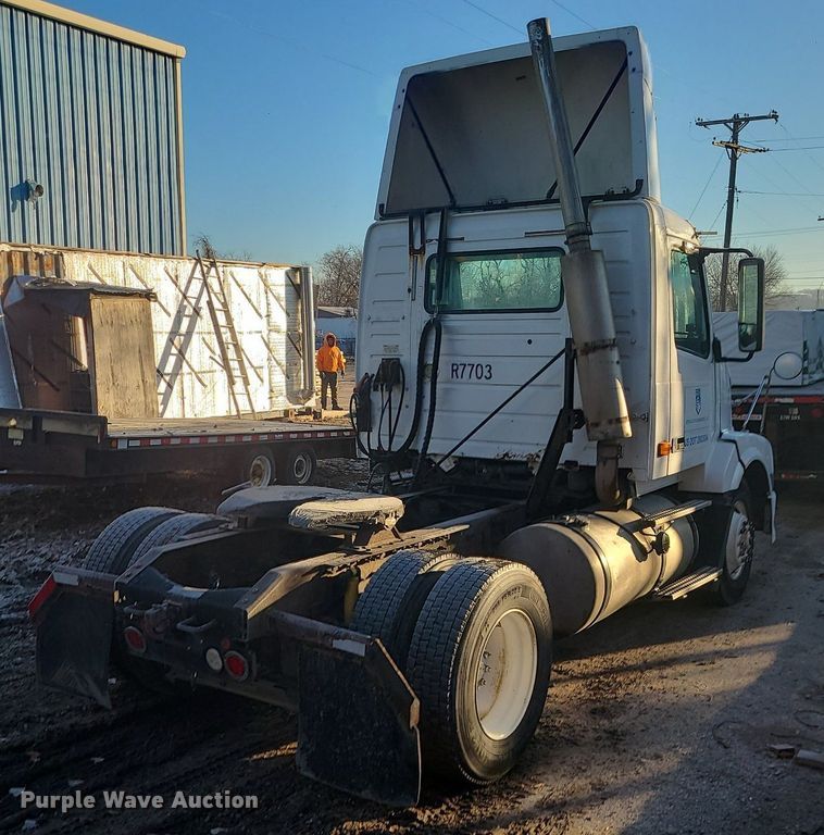 image for item LJ9515 2006 Volvo VN Series semi truck