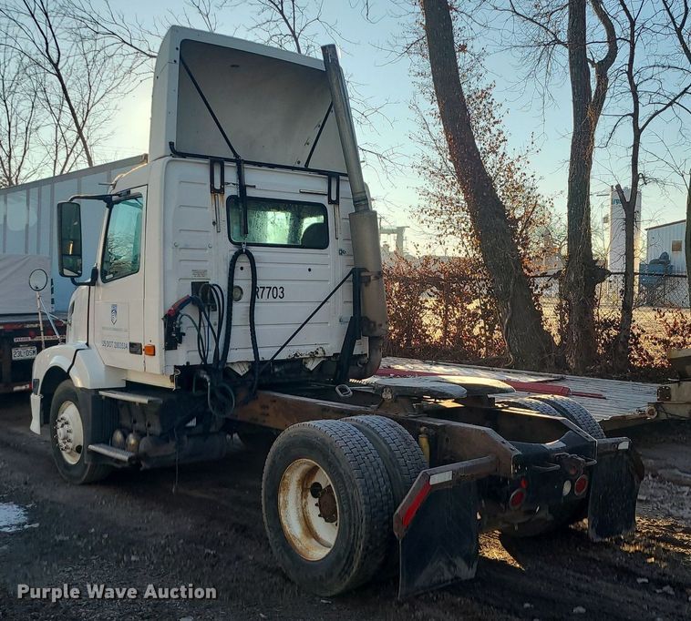 image for item LJ9515 2006 Volvo VN Series semi truck