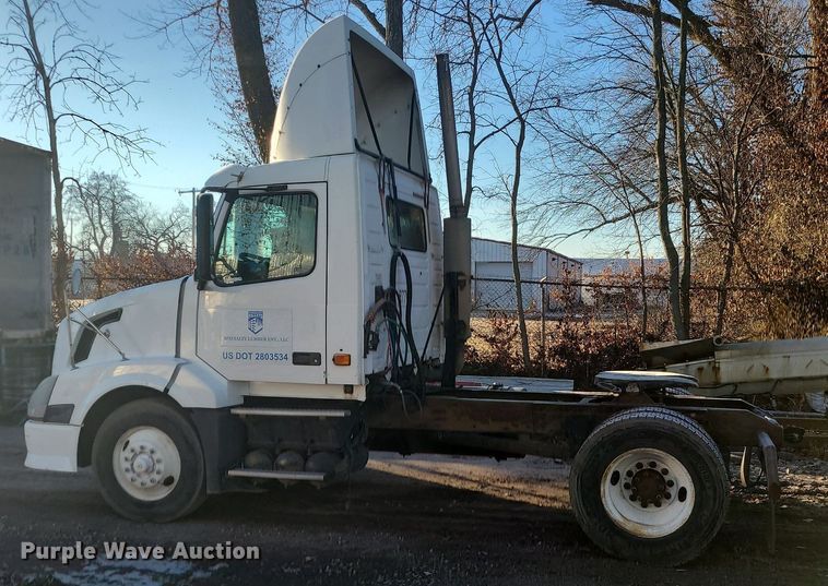 image for item LJ9515 2006 Volvo VN Series semi truck