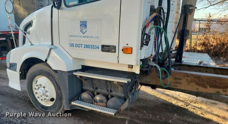 image for item LJ9515 2006 Volvo VN Series semi truck