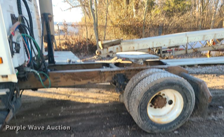 image for item LJ9515 2006 Volvo VN Series semi truck