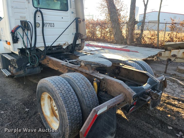 image for item LJ9515 2006 Volvo VN Series semi truck