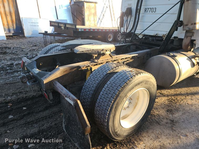 image for item LJ9515 2006 Volvo VN Series semi truck